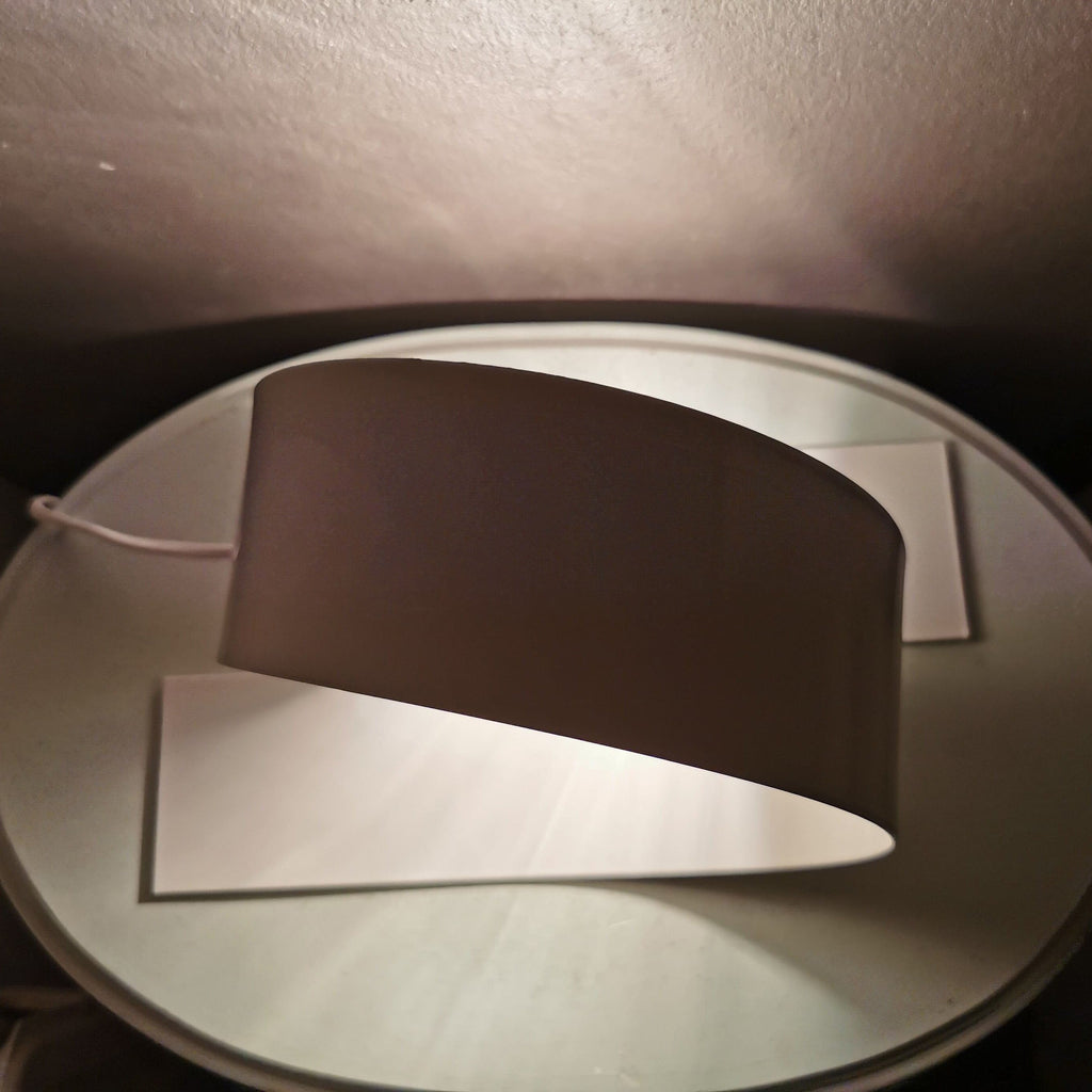 Aurell | Minimalistyczna biała metalowa lampa stołowa do nowoczesnych wnętrz