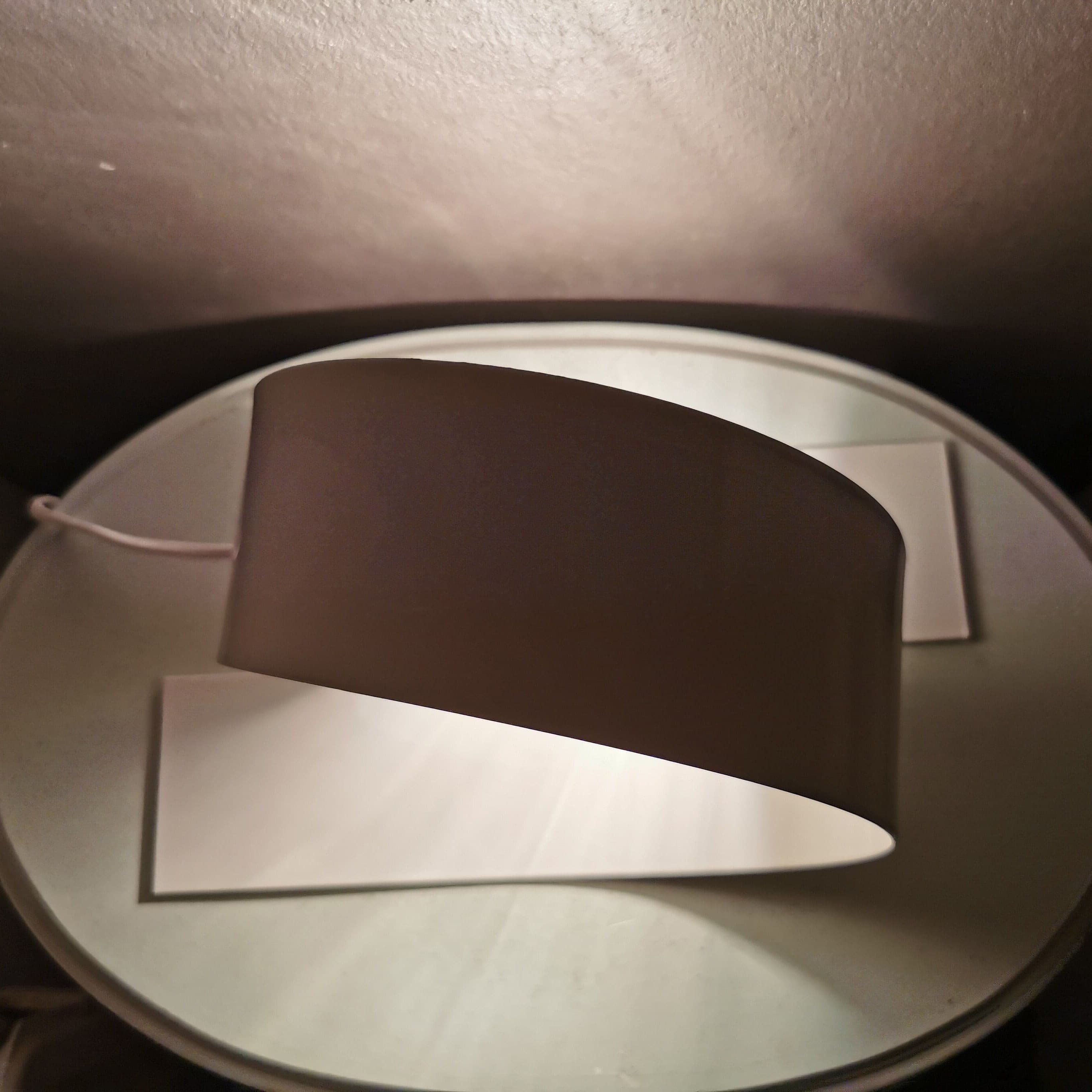 Aurell | Minimalistyczna biała metalowa lampa stołowa do nowoczesnych wnętrz