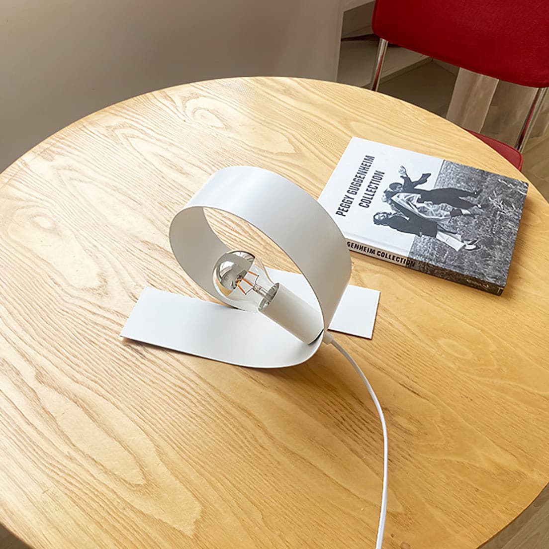 Aurell | Minimalistyczna biała metalowa lampa stołowa do nowoczesnych wnętrz