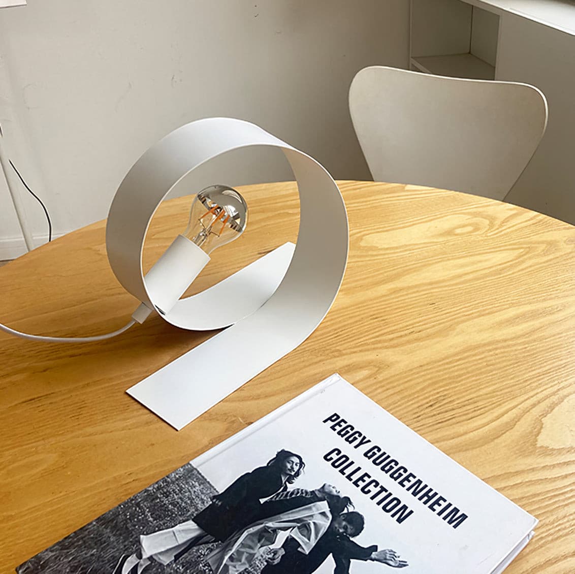 Aurell | Minimalistyczna biała metalowa lampa stołowa do nowoczesnych wnętrz