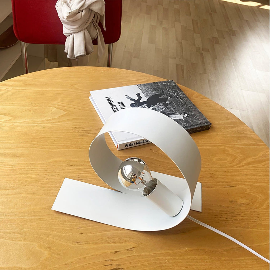 Aurell | Minimalistyczna biała metalowa lampa stołowa do nowoczesnych wnętrz