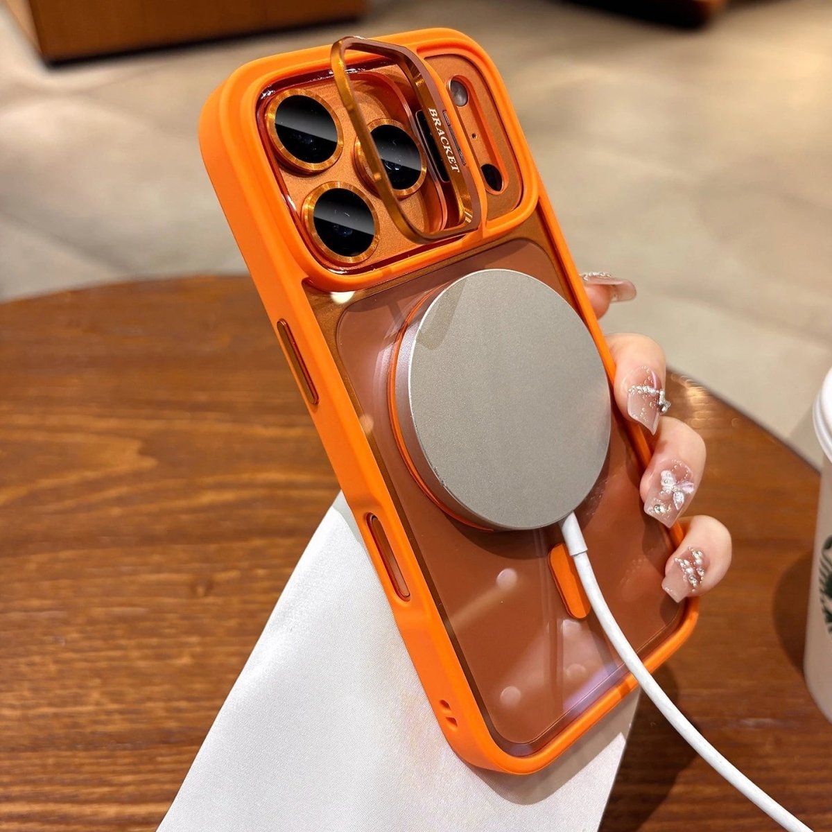 Pouzdro GuardGrip MagSafe pro iPhone s nárazuvzdorným rámem a popruhem na nošení