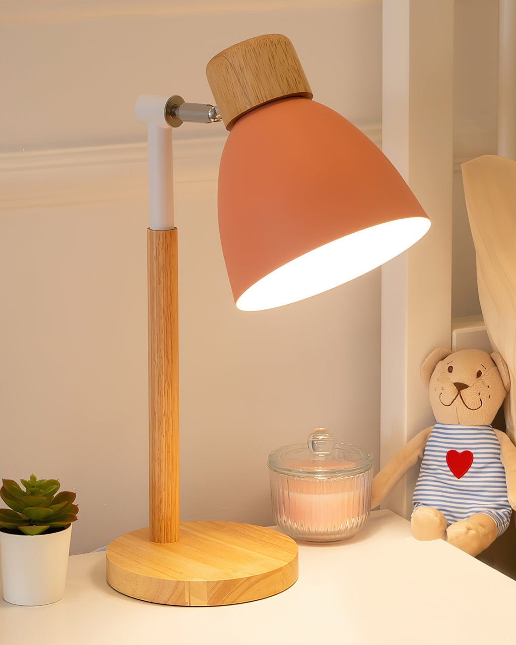 Drewniana lampa stołowa Kirrea w kolorze makaronowym żółtym z nordycką podstawą