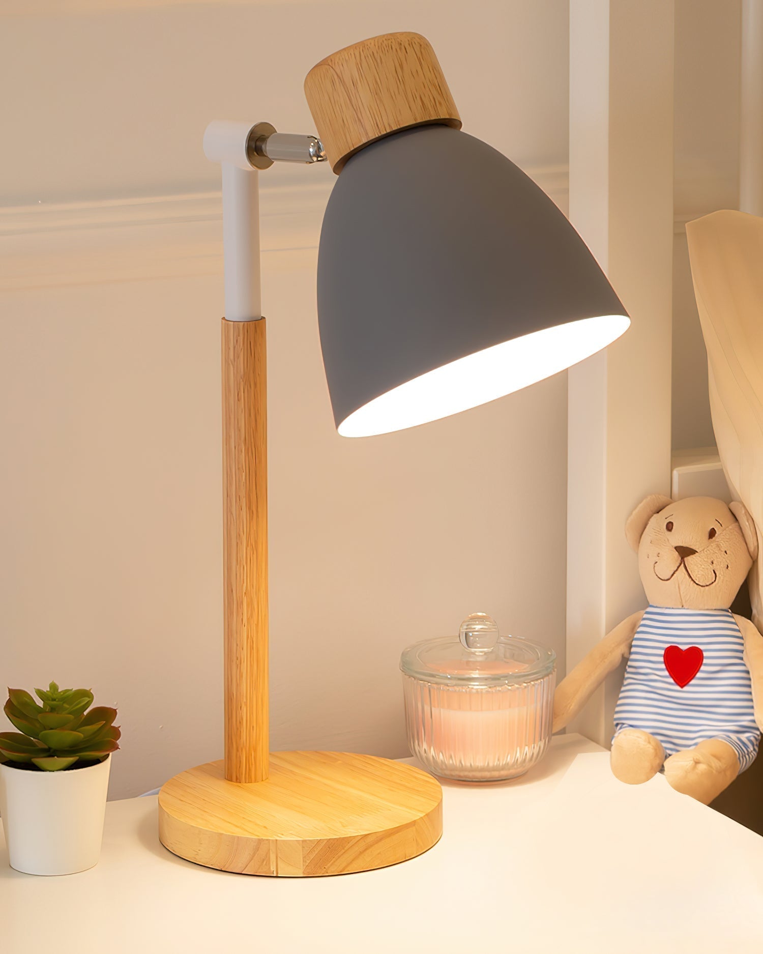 Drewniana lampa stołowa Kirrea w kolorze makaronowym żółtym z nordycką podstawą