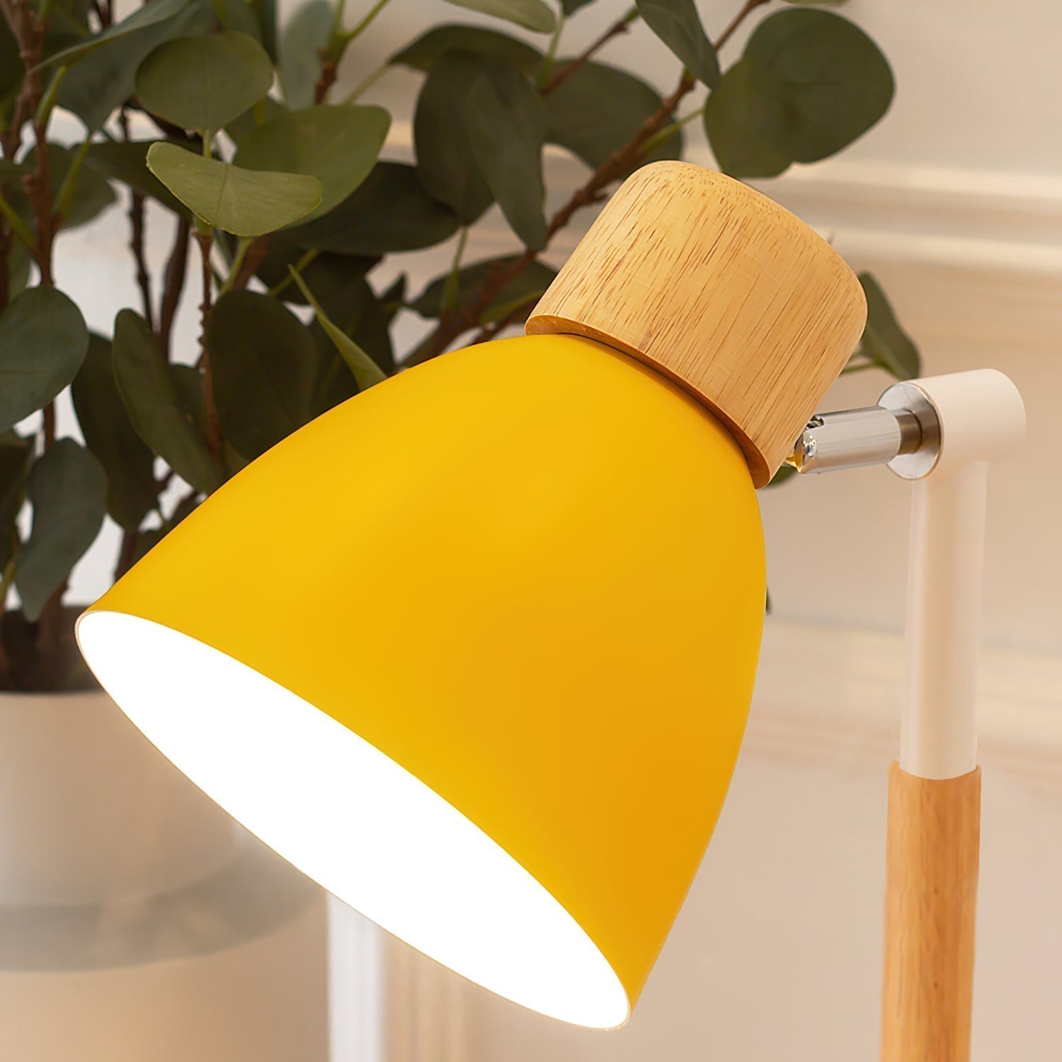 Drewniana lampa stołowa Kirrea w kolorze makaronowym żółtym z nordycką podstawą