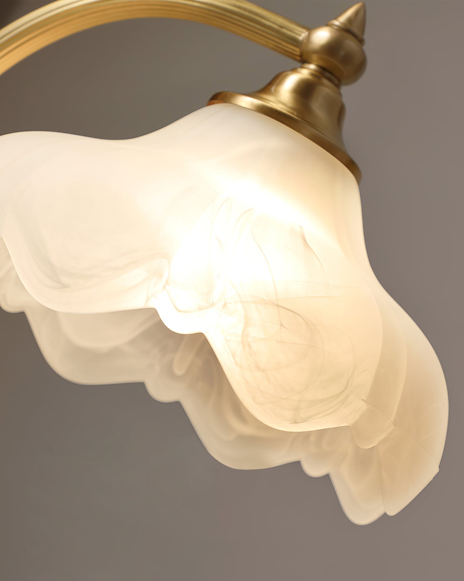 Bellamira magnoliabordlampe for elegant hjemmedekor