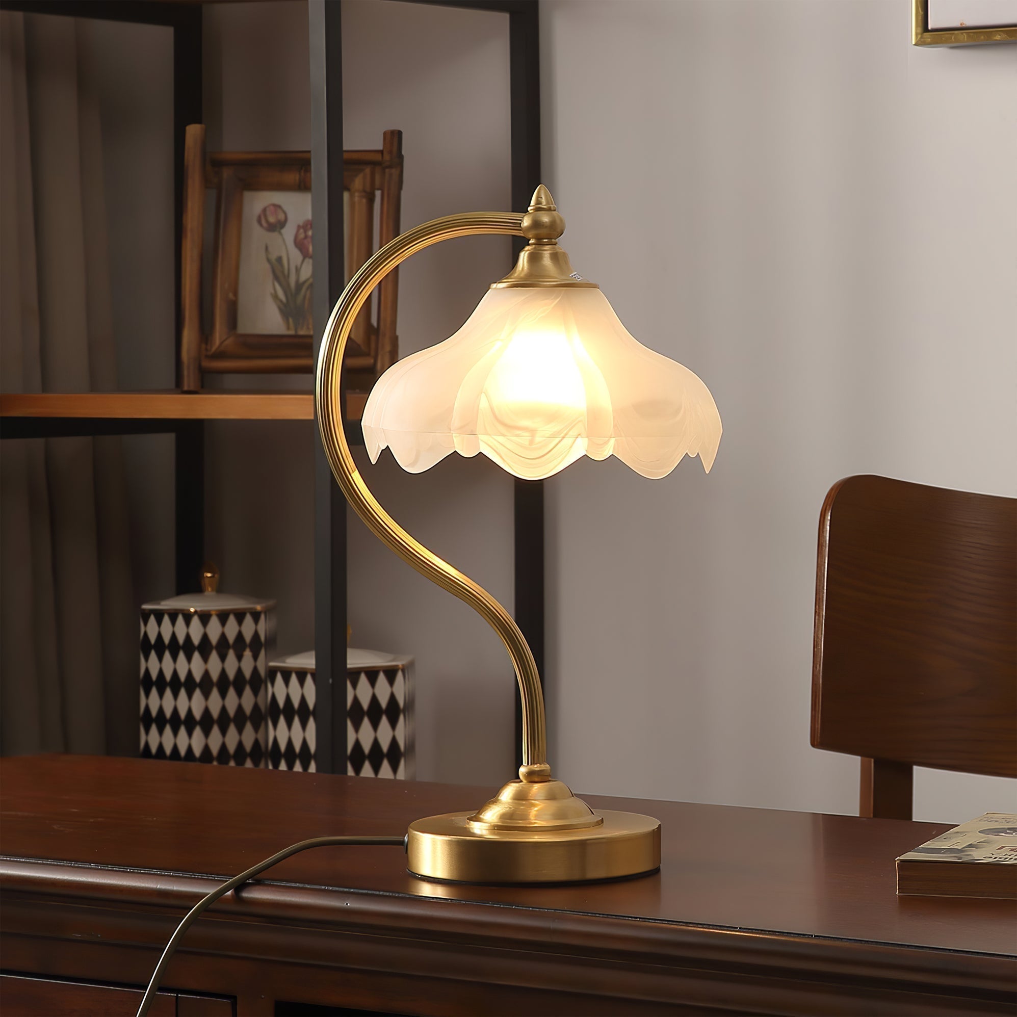Bellamira magnoliabordlampe for elegant hjemmedekor