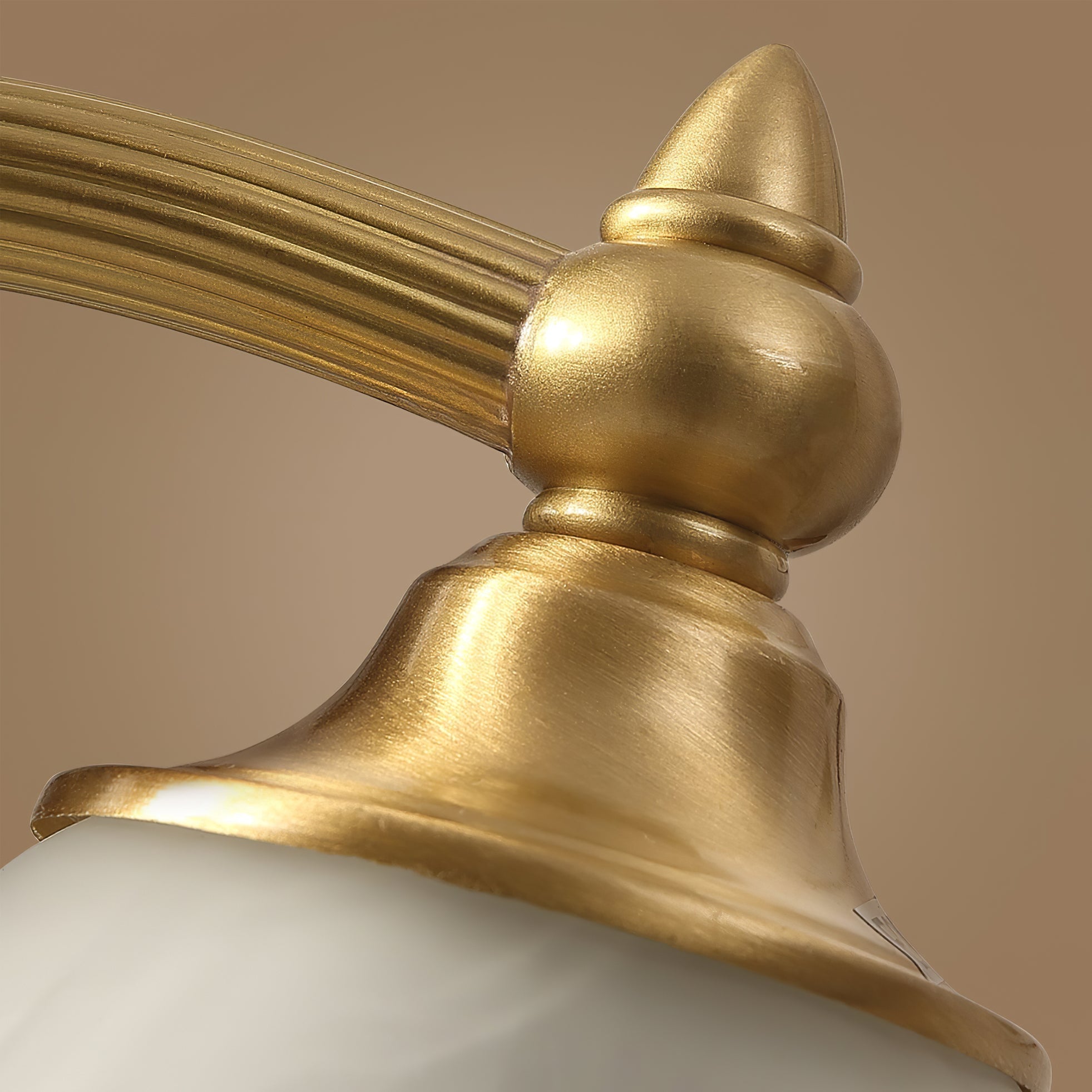 Bellamira magnoliabordlampe for elegant hjemmedekor