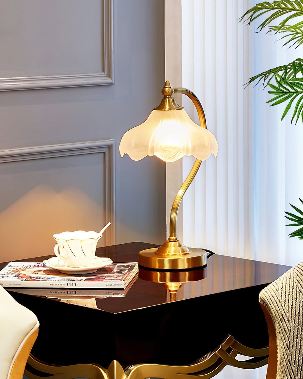 Bellamira magnoliabordlampe for elegant hjemmedekor