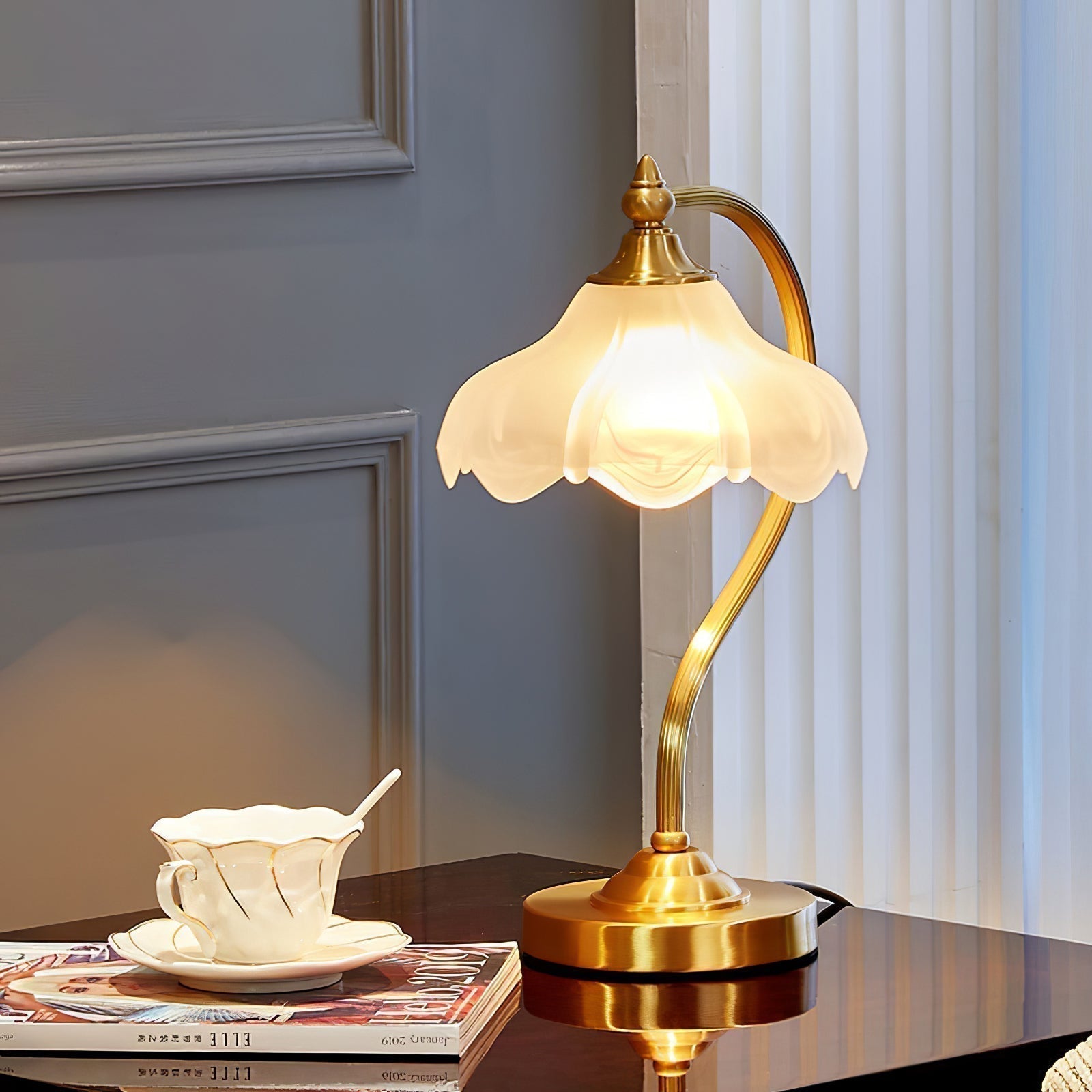 Bellamira magnoliabordlampe for elegant hjemmedekor