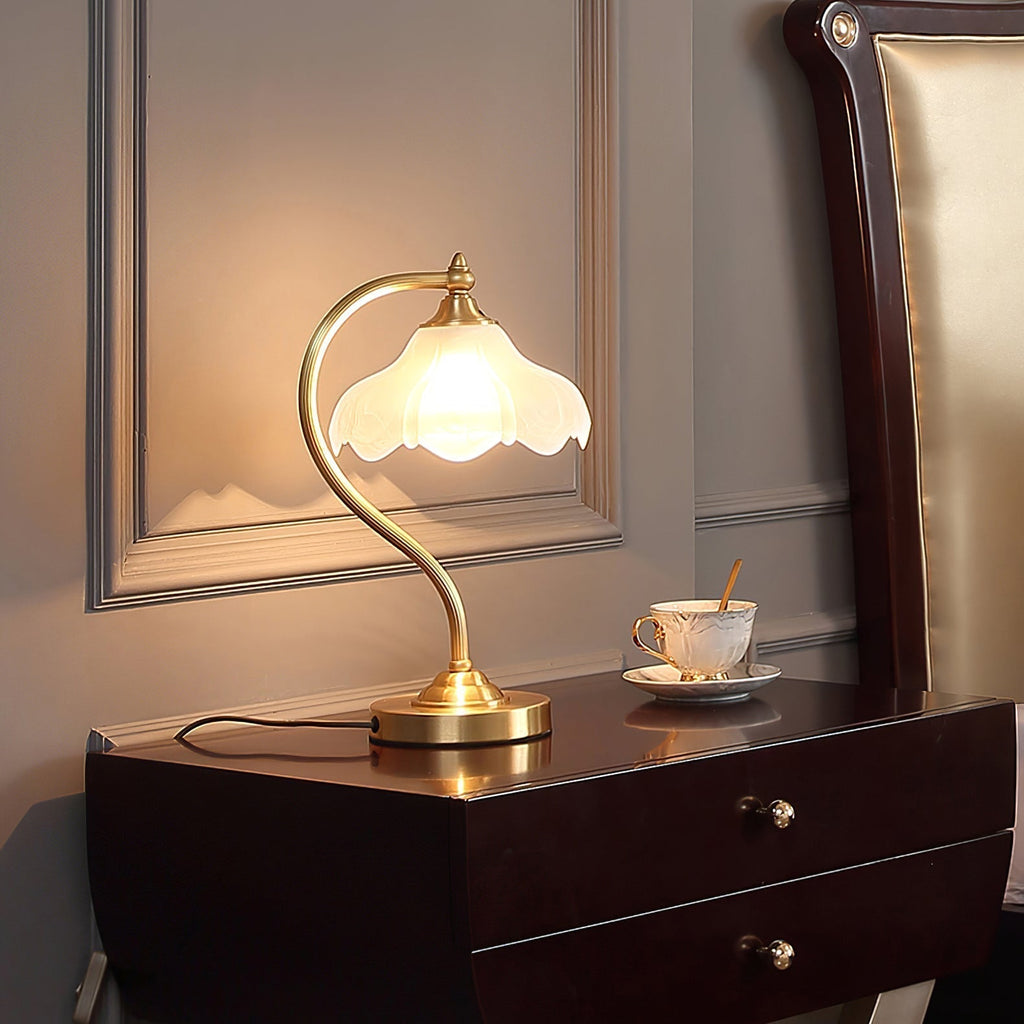 Bellamira magnoliabordlampe for elegant hjemmedekor