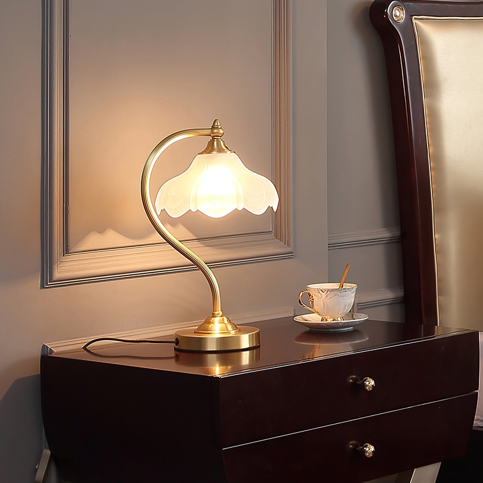 Bellamira magnoliabordlampe for elegant hjemmedekor