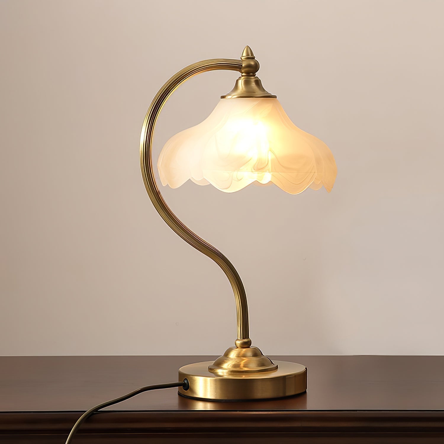 Bellamira magnoliabordlampe for elegant hjemmedekor