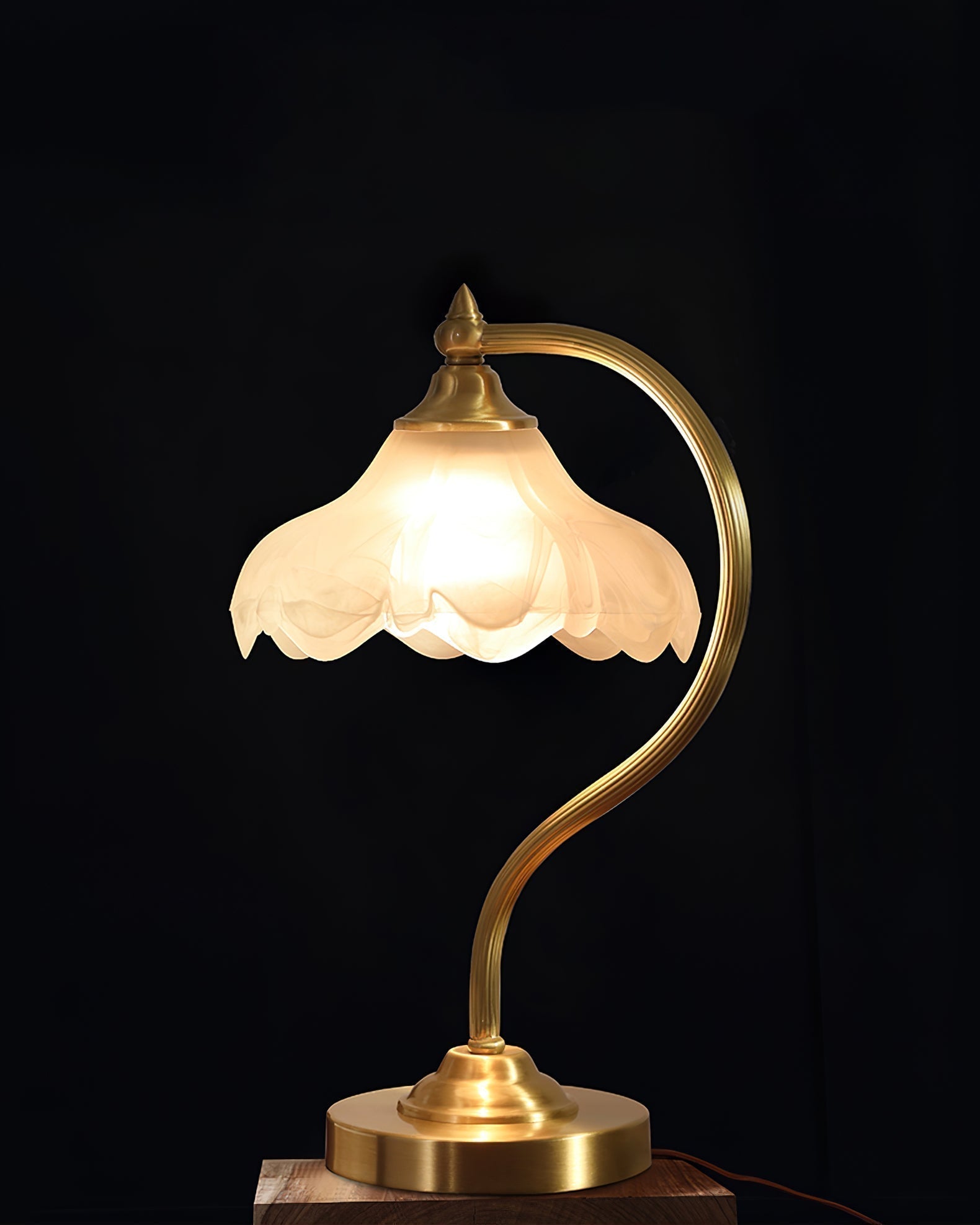 Bellamira magnoliabordlampe for elegant hjemmedekor