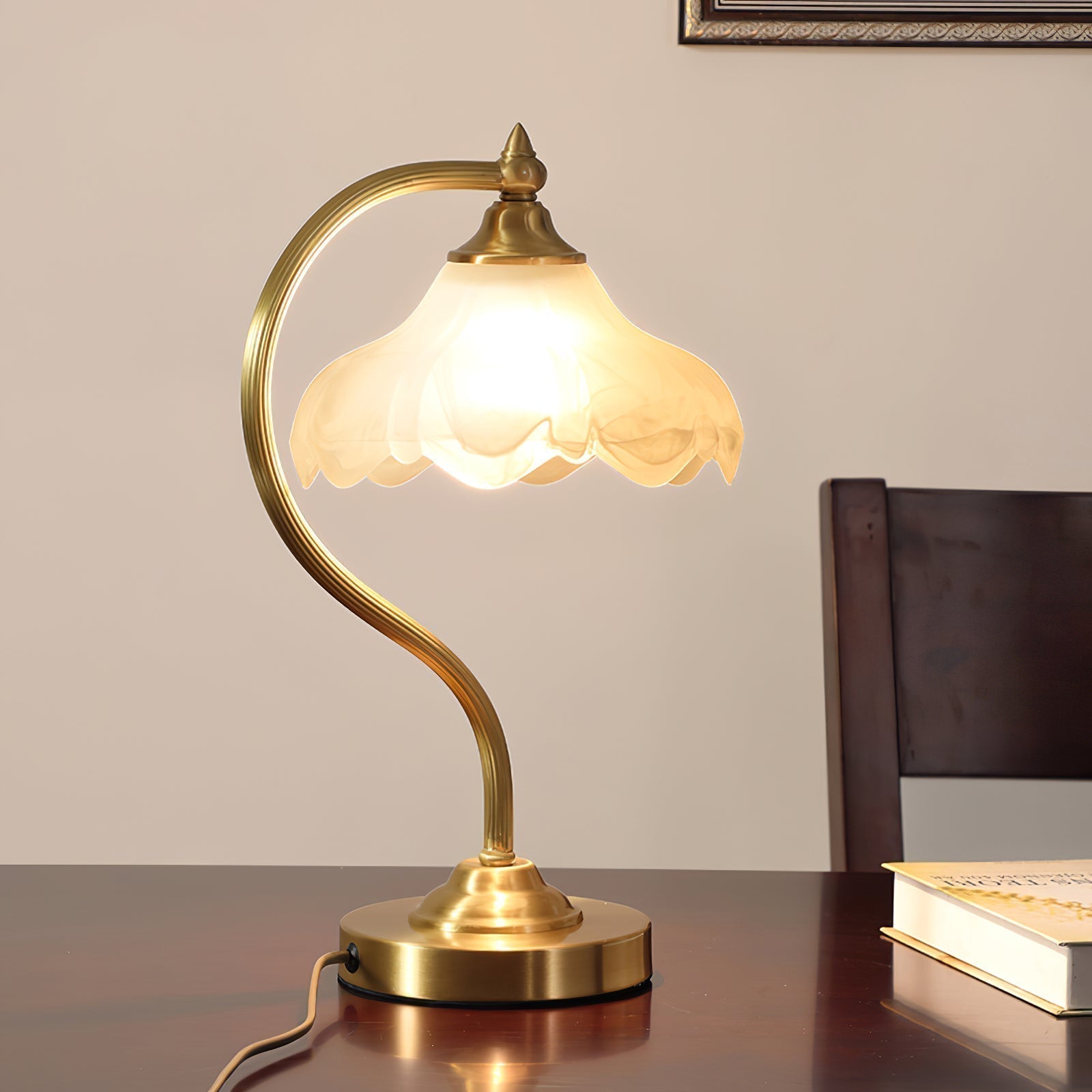 Bellamira magnoliabordlampe for elegant hjemmedekor