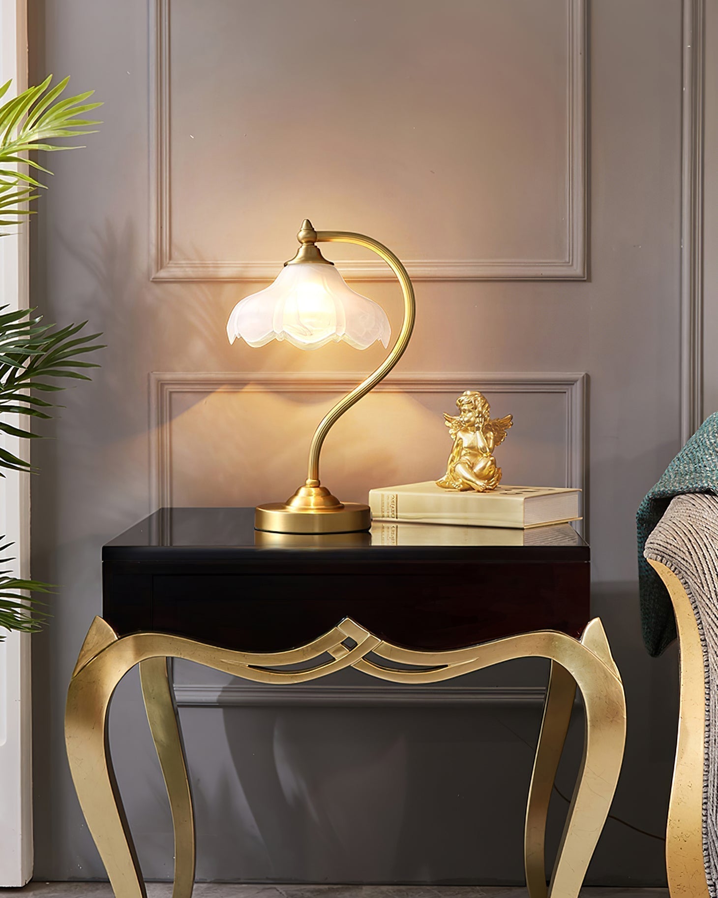 Bellamira magnoliabordlampe for elegant hjemmedekor