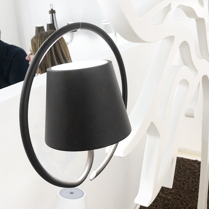 Minimalista LED asztali lámpa ívelt kerettel | Lágy, hangulatos fény