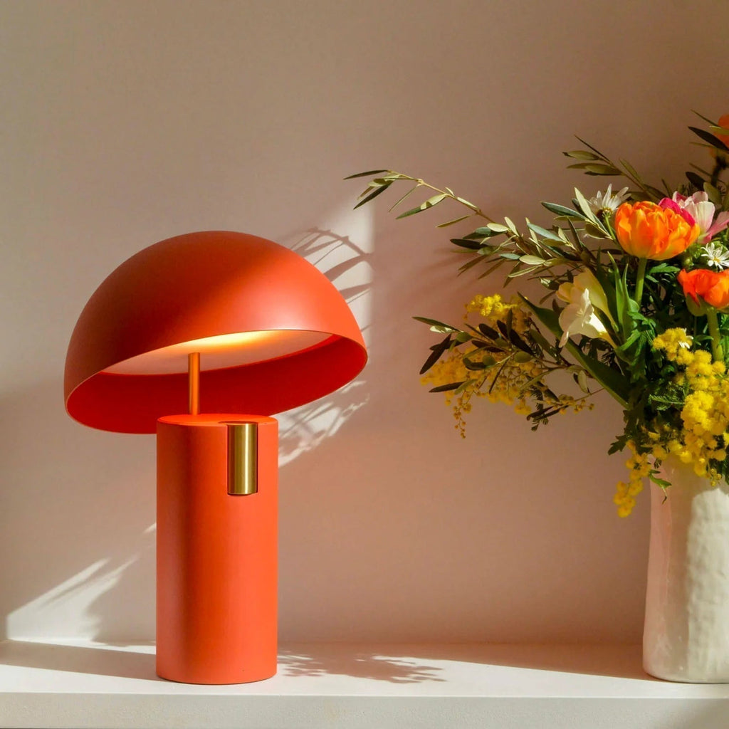 Minimalistisk bordlampe | Buet arm med åpen lyspære