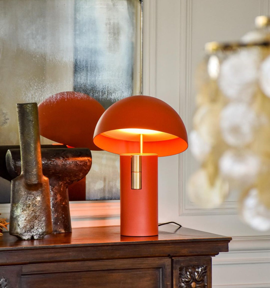 Minimalistisk bordlampe | Buet arm med åpen lyspære