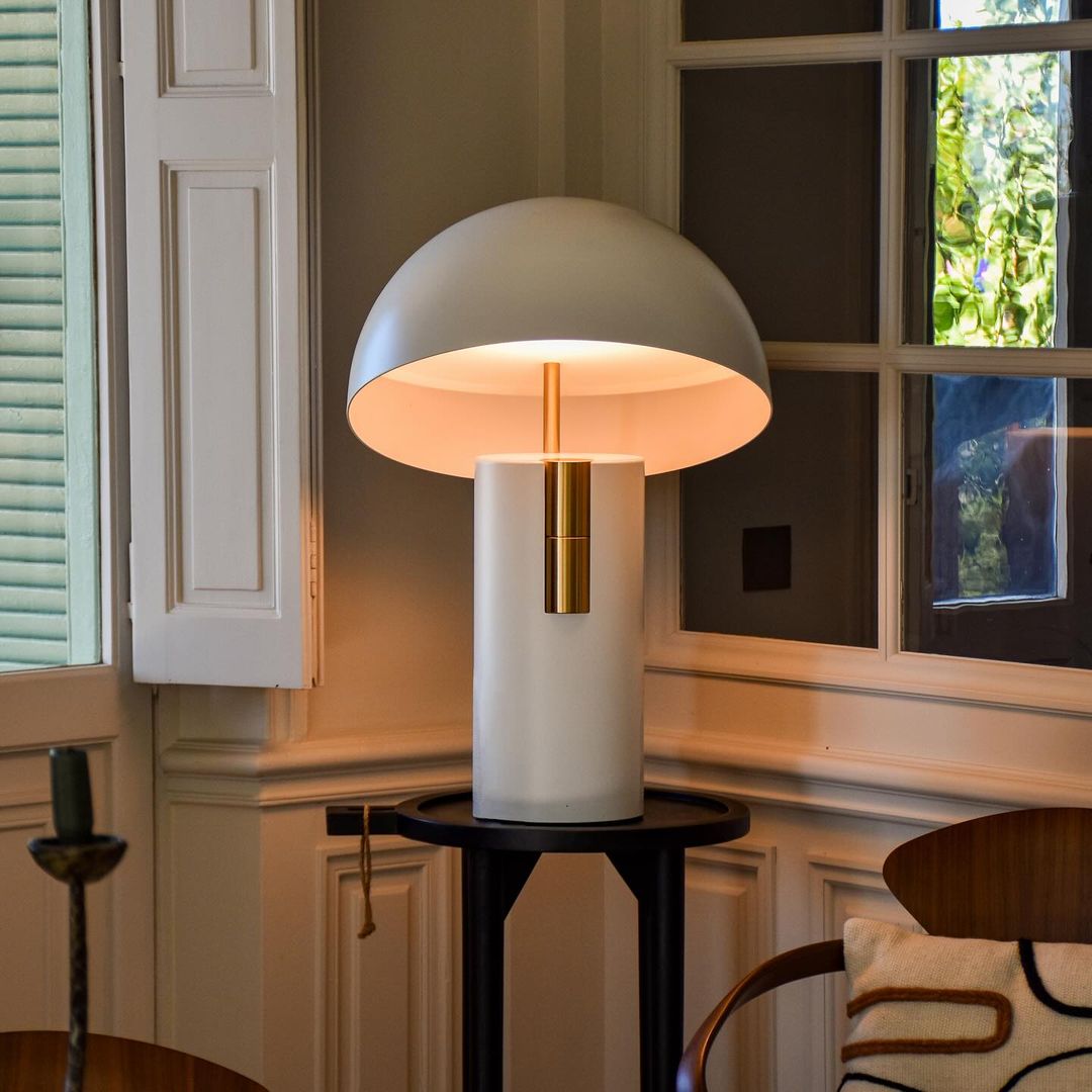 Minimalistisk bordlampe | Buet arm med åpen lyspære