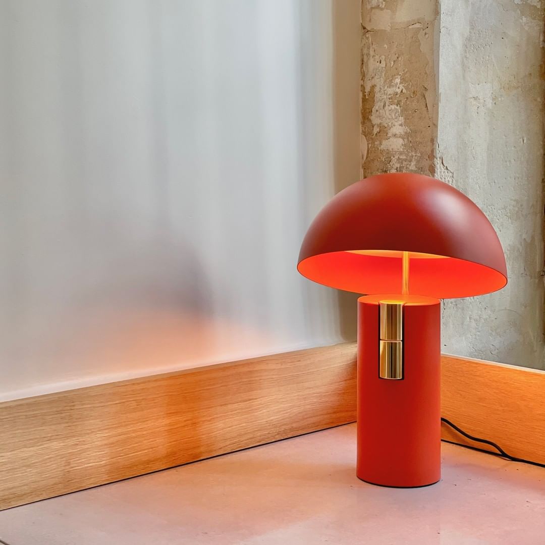 Minimalistisk bordlampe | Buet arm med åpen lyspære