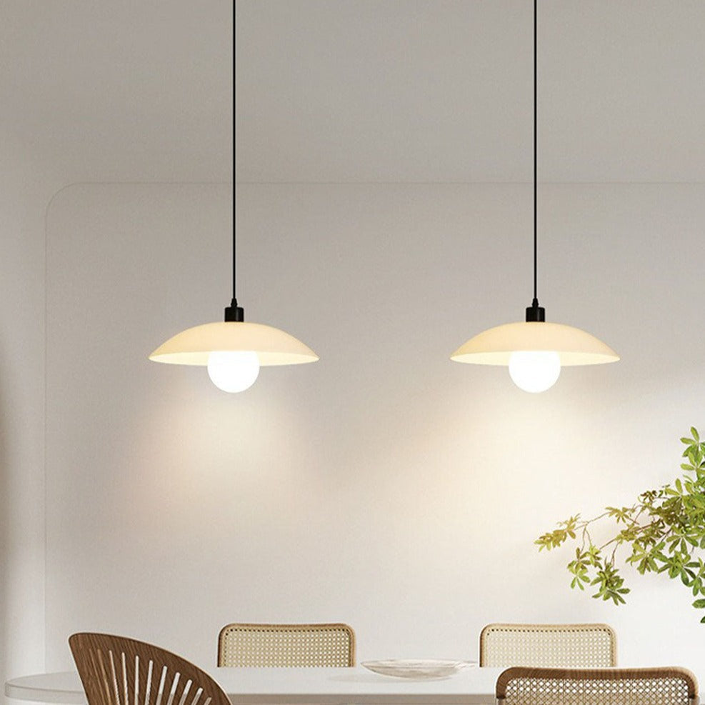 Hvit Glasspendel med Minimalistisk Moderne Design og Myk Glød