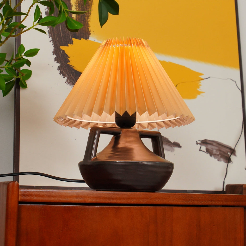 LumaNora Bordlampe med Plissert Skjerm og Varm Glød