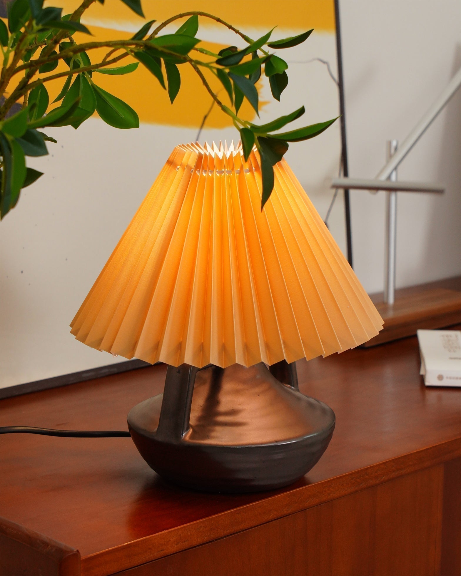 LumaNora Bordlampe med Plissert Skjerm og Varm Glød