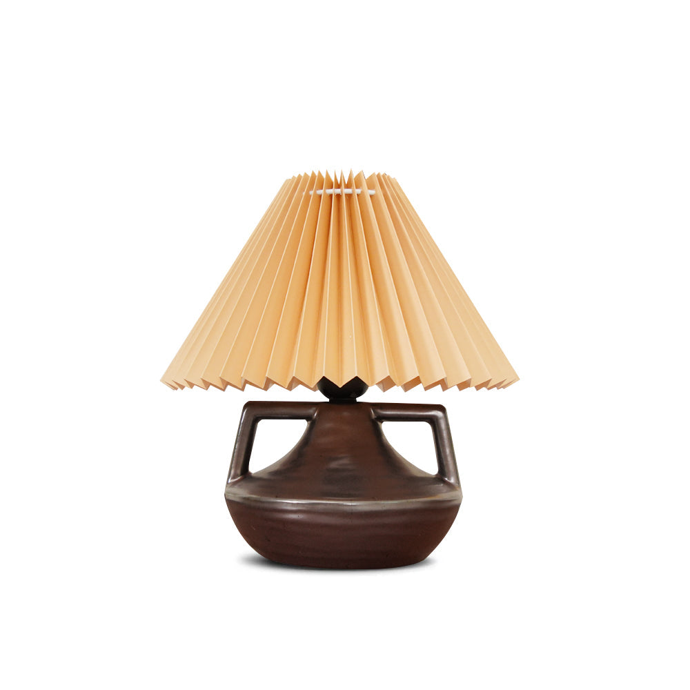 LumaNora Bordlampe med Plissert Skjerm og Varm Glød