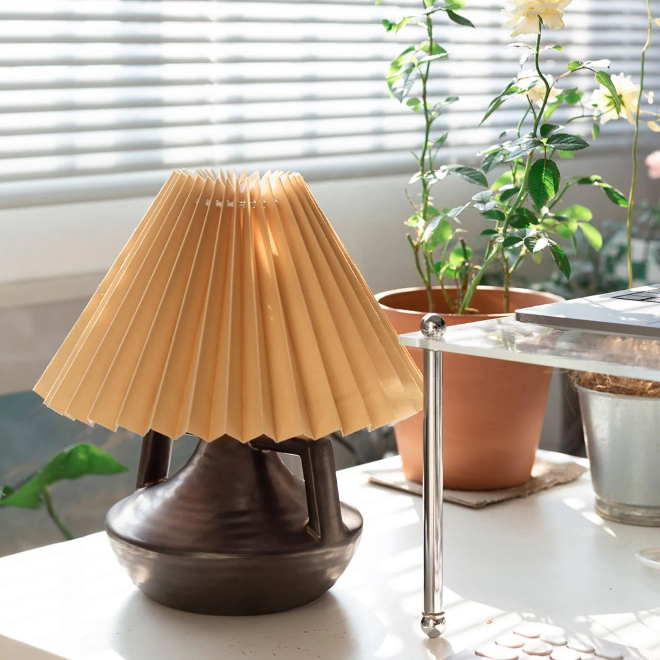LumaNora Bordlampe med Plissert Skjerm og Varm Glød