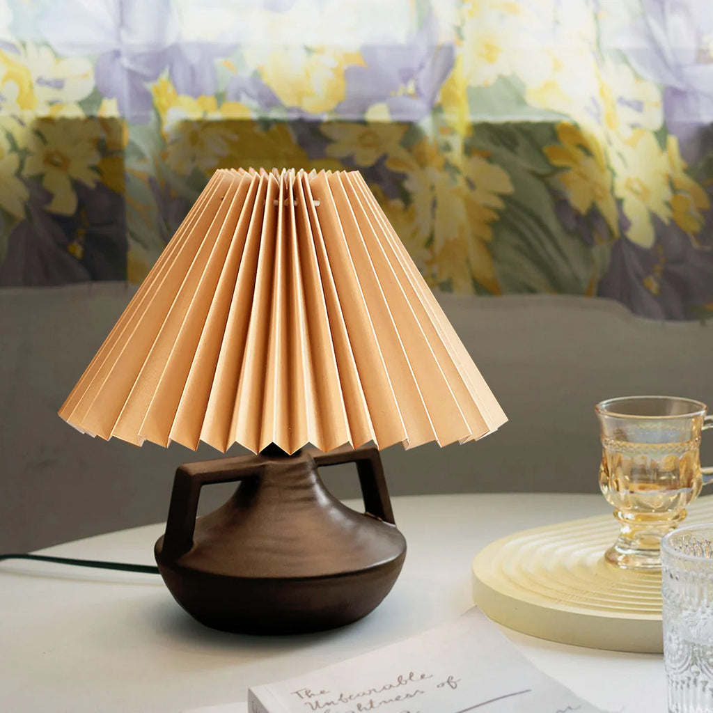 LumaNora Bordlampe med Plissert Skjerm og Varm Glød