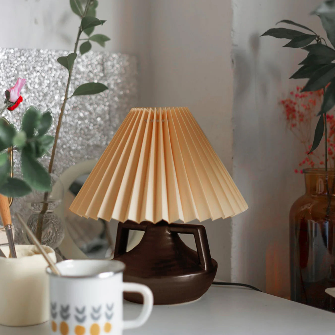 LumaNora Bordlampe med Plissert Skjerm og Varm Glød