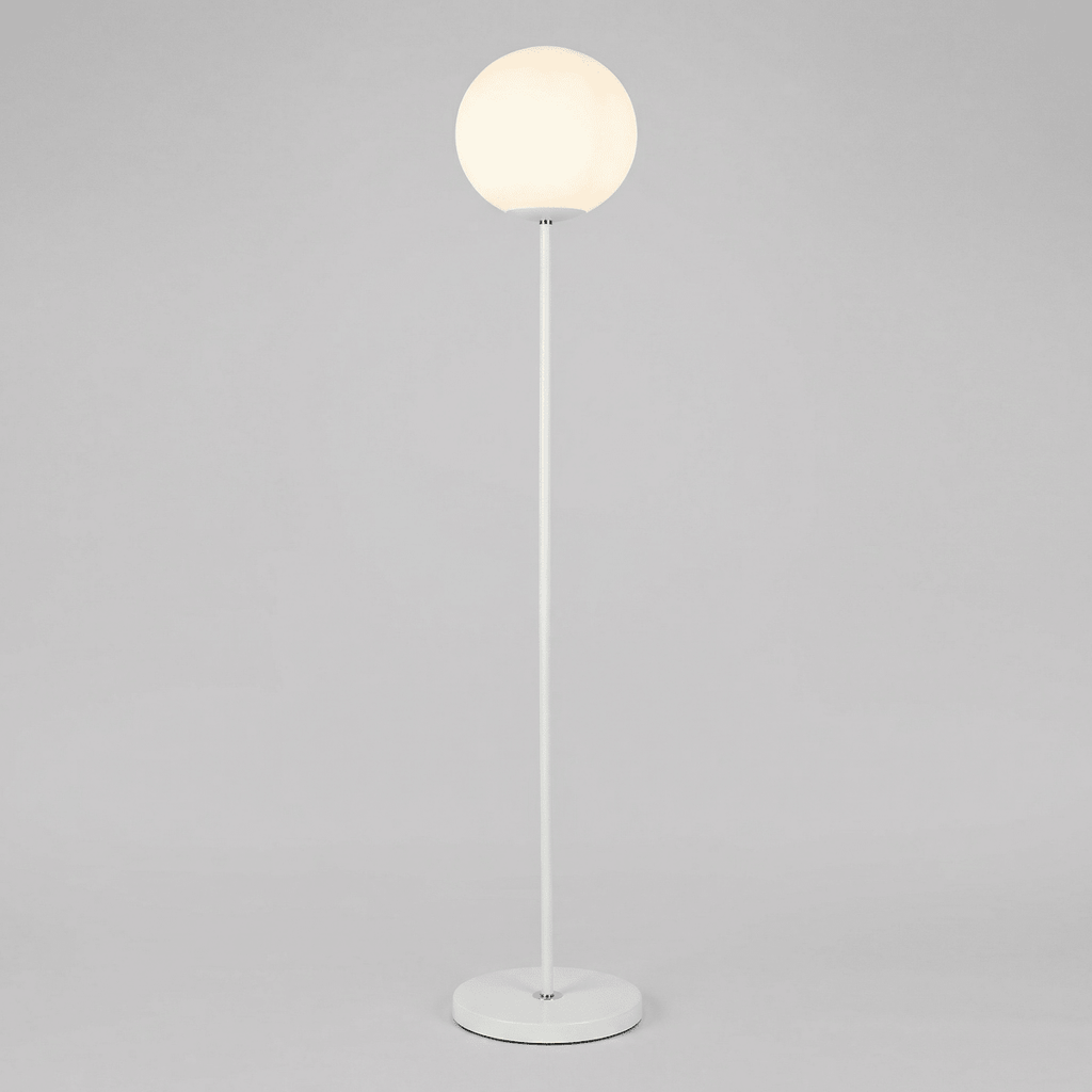 Severská stojací lampa Globe s kovovou základnou a matným skleněným stínidlem, výška 60 palců