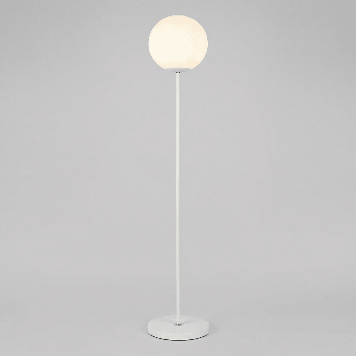 Severská stojací lampa Globe s kovovou základnou a matným skleněným stínidlem, výška 60 palců