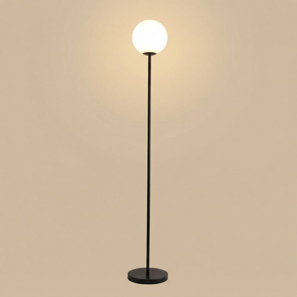 Severská stojací lampa Globe s kovovou základnou a matným skleněným stínidlem, výška 60 palců