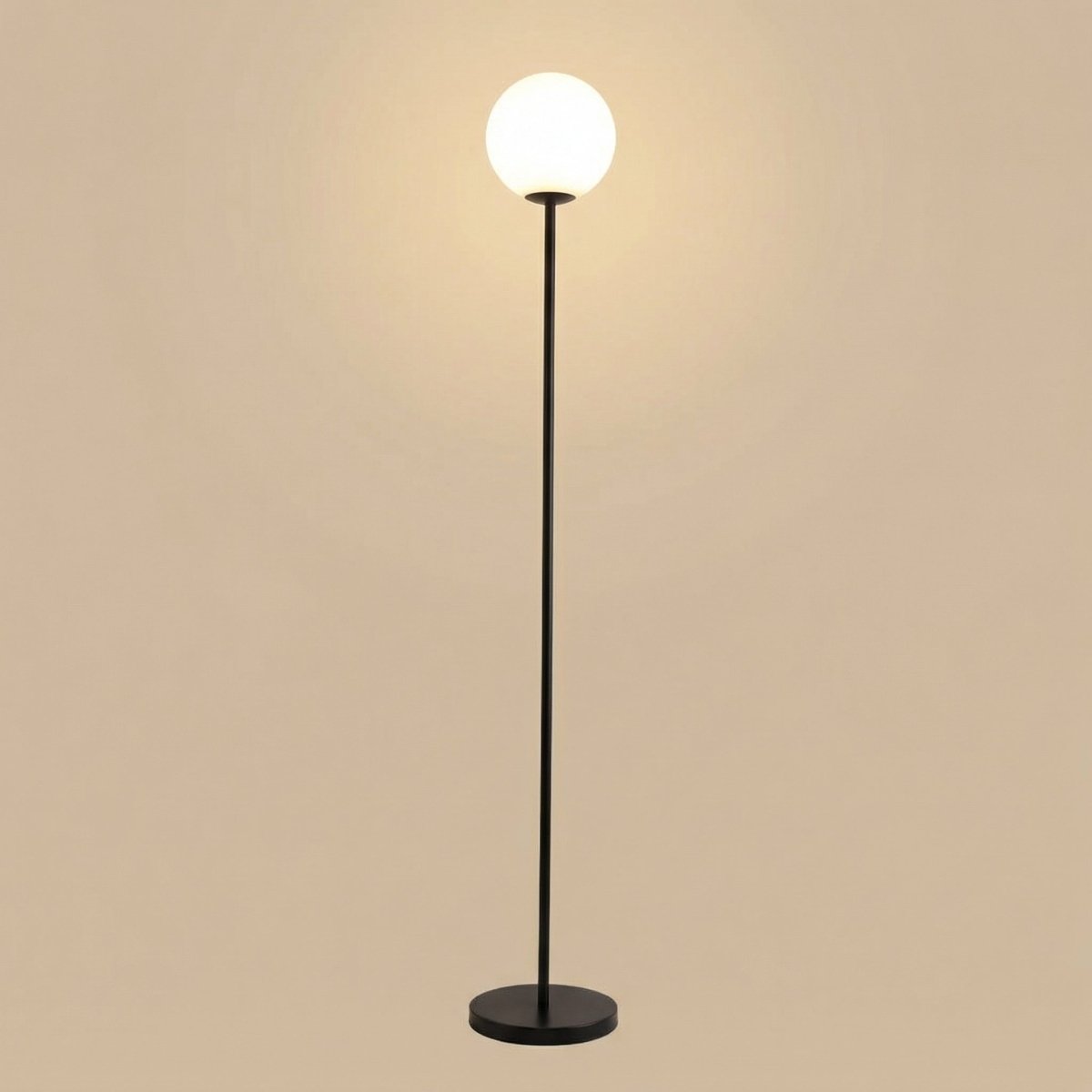 Severská stojací lampa Globe s kovovou základnou a matným skleněným stínidlem, výška 60 palců