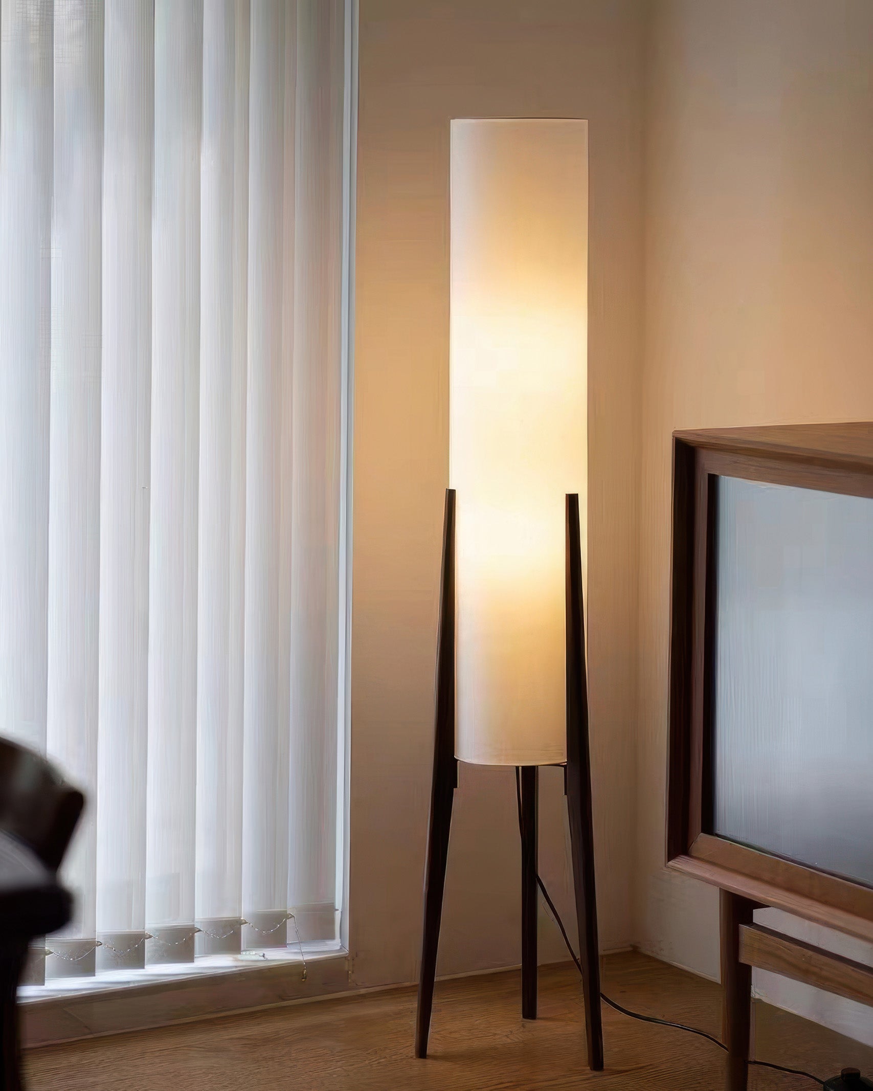 Stojací lampa z ořechového dřeva, umělecká lampa z masivu