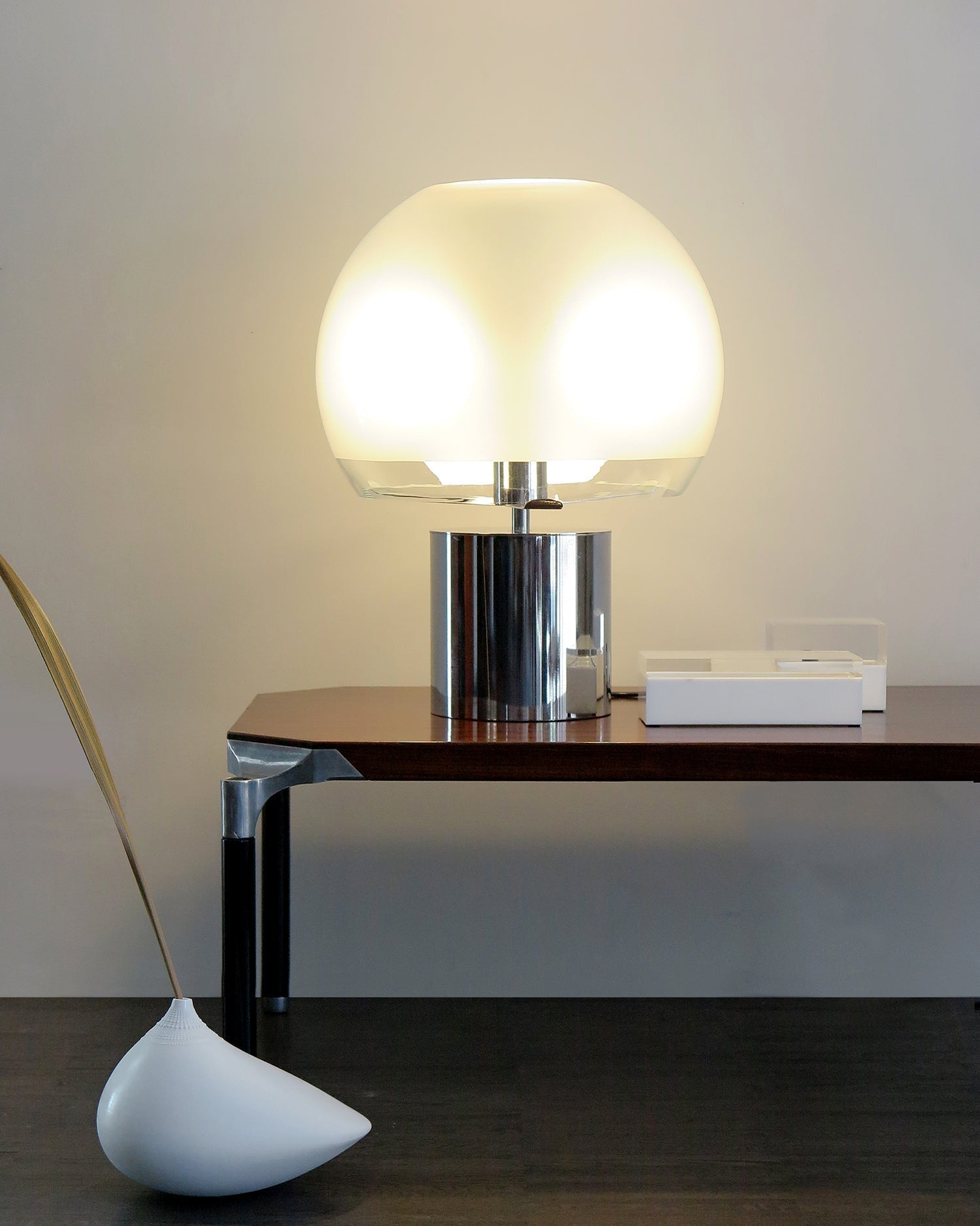 AuroraGlow | Retro Bordlampe med Matt Glasskule