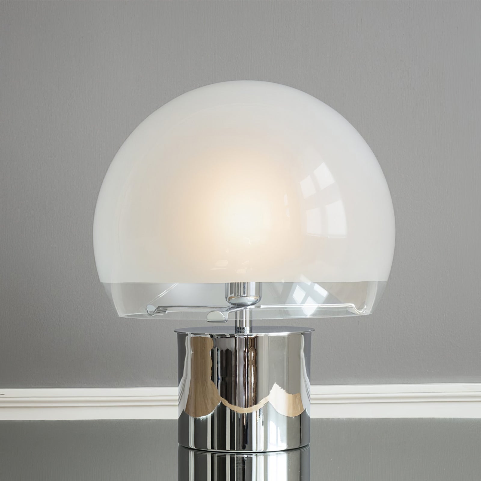 AuroraGlow | Retro Bordlampe med Matt Glasskule
