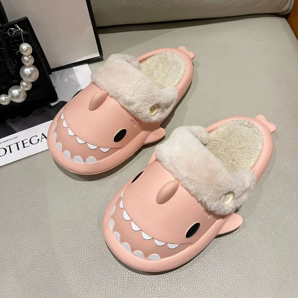 Pantofole a Forma di Squalo FinNest per Calore Accogliente a Casa Questo Inverno, Divertenti