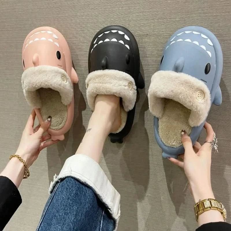Pantofole a Forma di Squalo FinNest per Calore Accogliente a Casa Questo Inverno, Divertenti