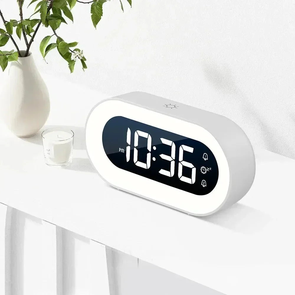 BrilTime dimmbare digitale Weckuhr mit Nachtlicht und einstellbarer Helligkeit