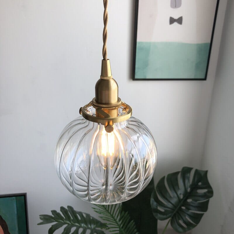 Liora glasskule hengelampe med børstet messing lampeholder og vintage nyanser