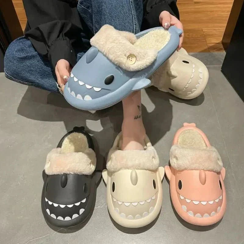 Pantofole a Forma di Squalo FinNest per Calore Accogliente a Casa Questo Inverno, Divertenti