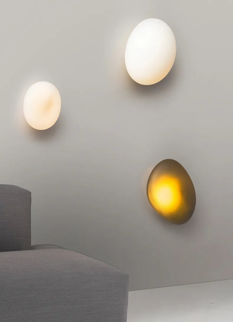 Lirena Farget Glass Vegglampe med Akryl Detaljer