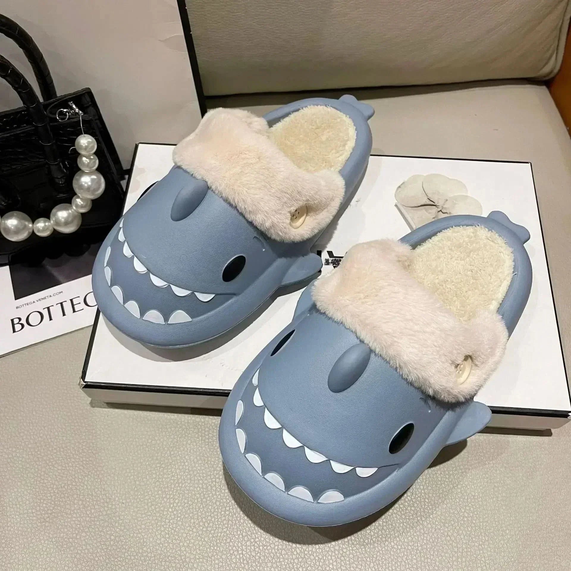 Pantofole a Forma di Squalo FinNest per Calore Accogliente a Casa Questo Inverno, Divertenti