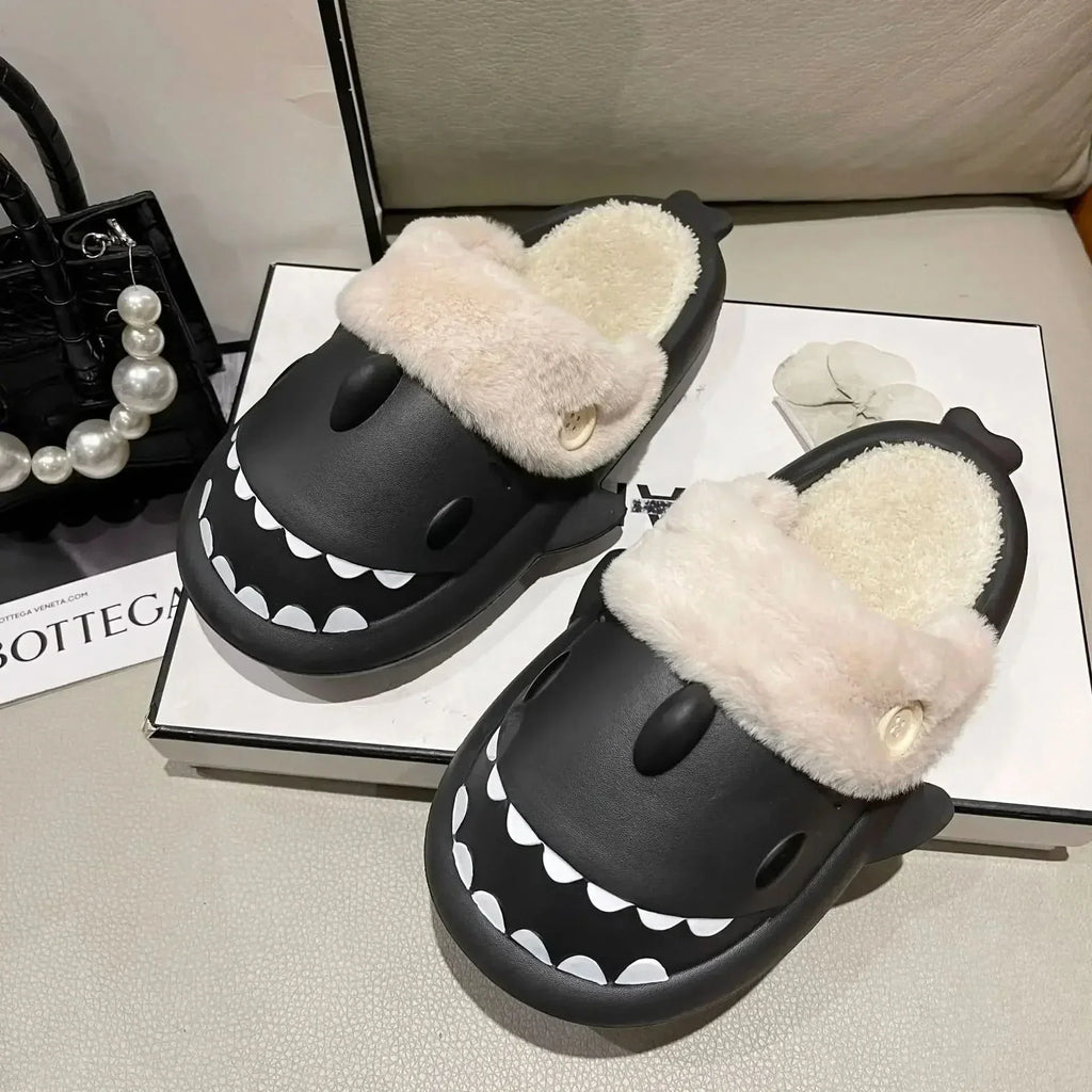 Pantofole a Forma di Squalo FinNest per Calore Accogliente a Casa Questo Inverno, Divertenti