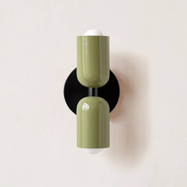 Cream LED vegglampe med to justerbare hoder og energisparing fra LumaNova