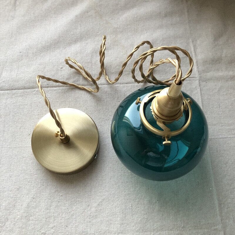 Liora glasskule hengelampe med børstet messing lampeholder og vintage nyanser