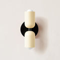 Cream LED vegglampe med to justerbare hoder og energisparing fra LumaNova